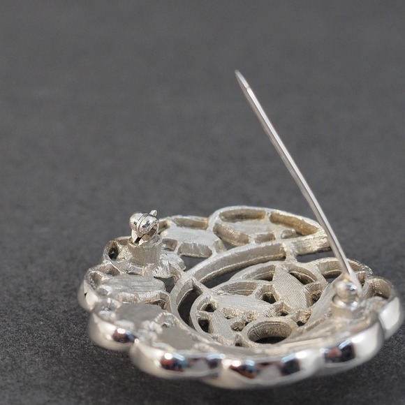 Trifari Brooch Pin Leaf Swirl Silver Tone Brushed Textured Openwork Vintage Chic - Picture 4 of 9